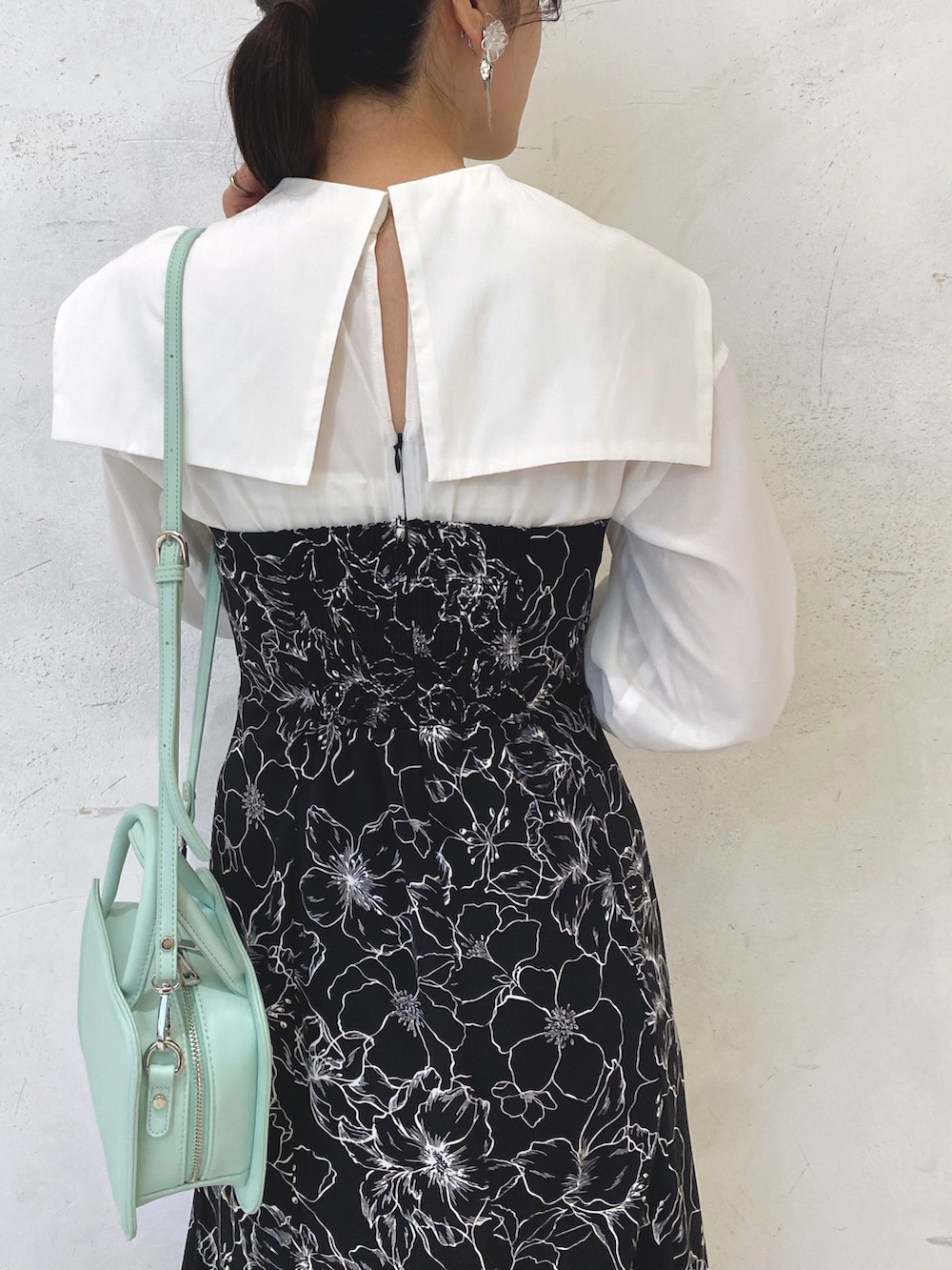 ベージュ系のブーツ、グリーン系のハンドバッグ、その他のワンピースを着用したレディースの冬コーディネートの7枚目の写真