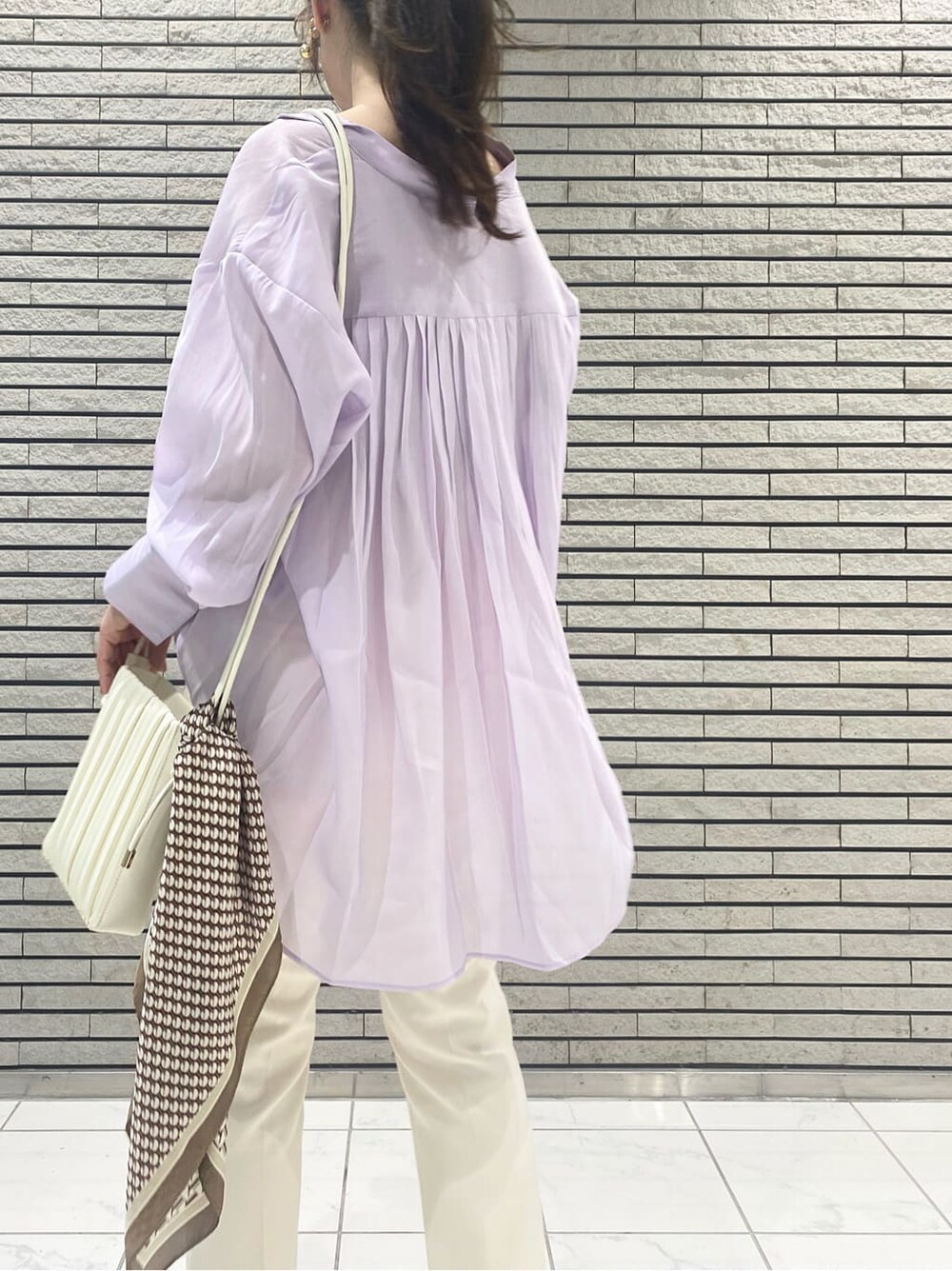 ホワイト系のその他パンツ、ベージュ系のパンプス、ホワイト系のハンドバッグを着用したレディースの夏コーディネートの7枚目の写真