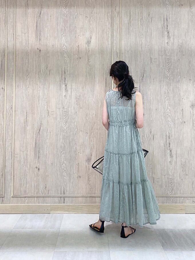 ホワイト系のTシャツ/カットソー、ブラック系のトートバッグ、ブラック系のサンダルを着用したレディースの春コーディネートの3枚目の写真