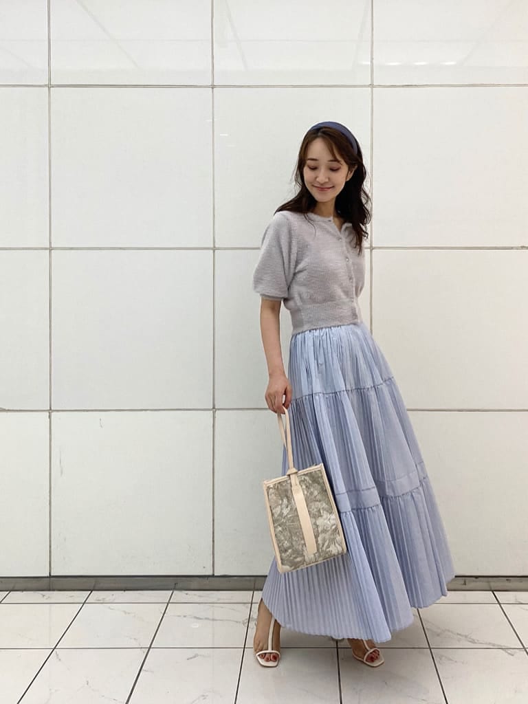 ブルー系のスカート、ベージュ系のハンドバッグ、ホワイト系のその他シューズを着用したレディースの夏コーディネートの2枚目の写真