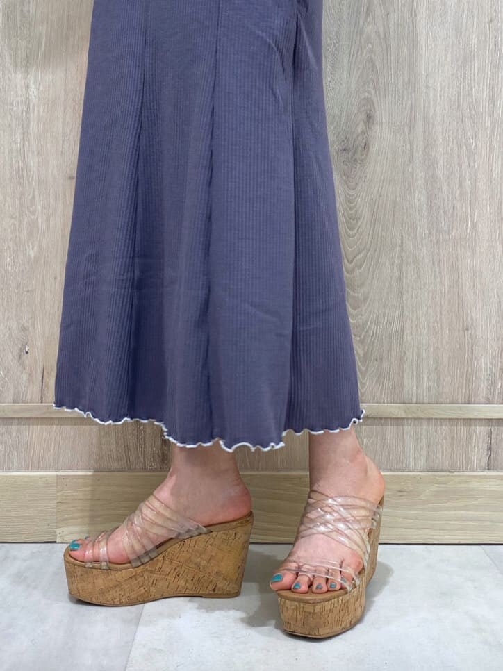 その他のサンダル、ブラック系のショルダーバッグ、ブルー系のワンピースを着用したレディースの夏コーディネートの7枚目の写真