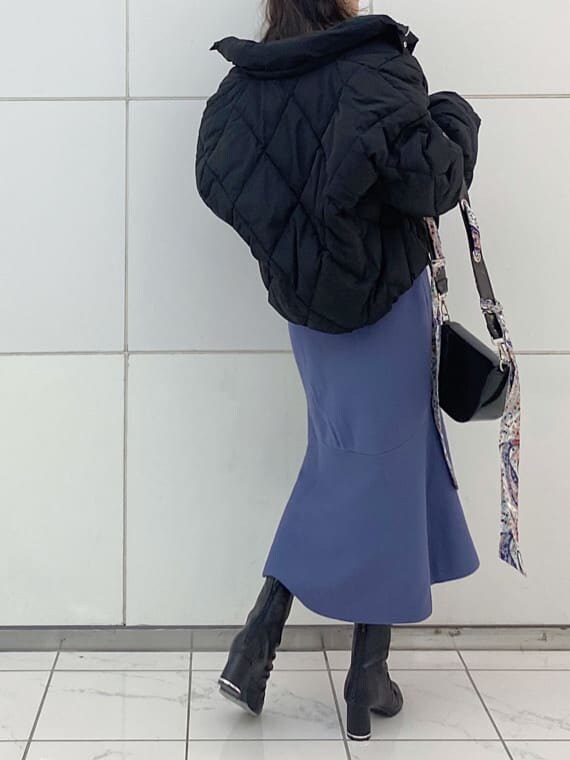 ブラック系のその他シューズ、ブラック系のブルゾン、パープル系のワンピースを着用したレディースの冬コーディネートの4枚目の写真