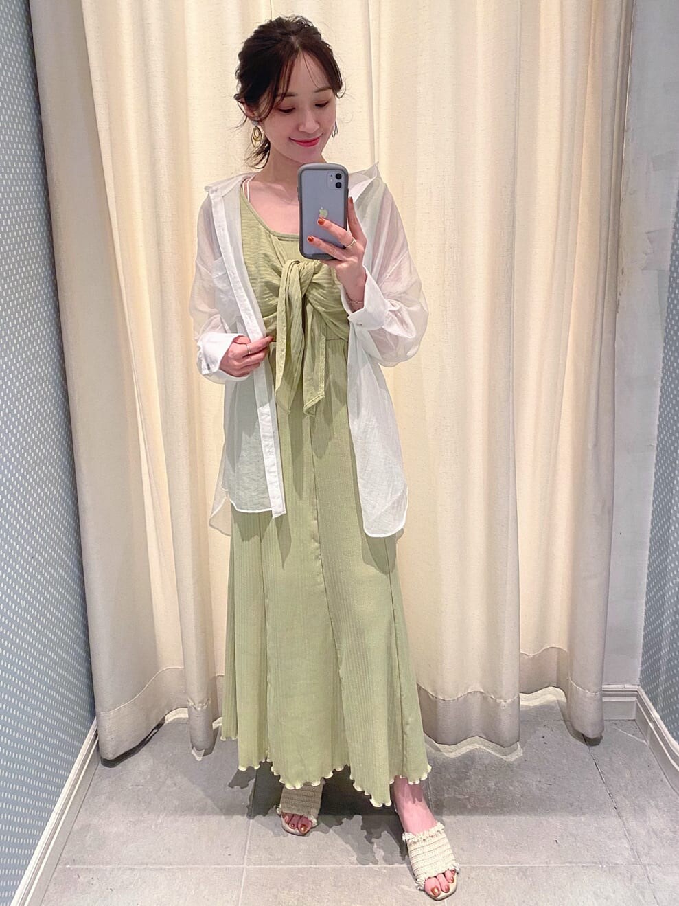 ホワイト系のシャツ/ブラウス、ホワイト系のサンダル、シルバー系のピアス（両耳用）を着用したレディースの夏コーディネートの2枚目の写真