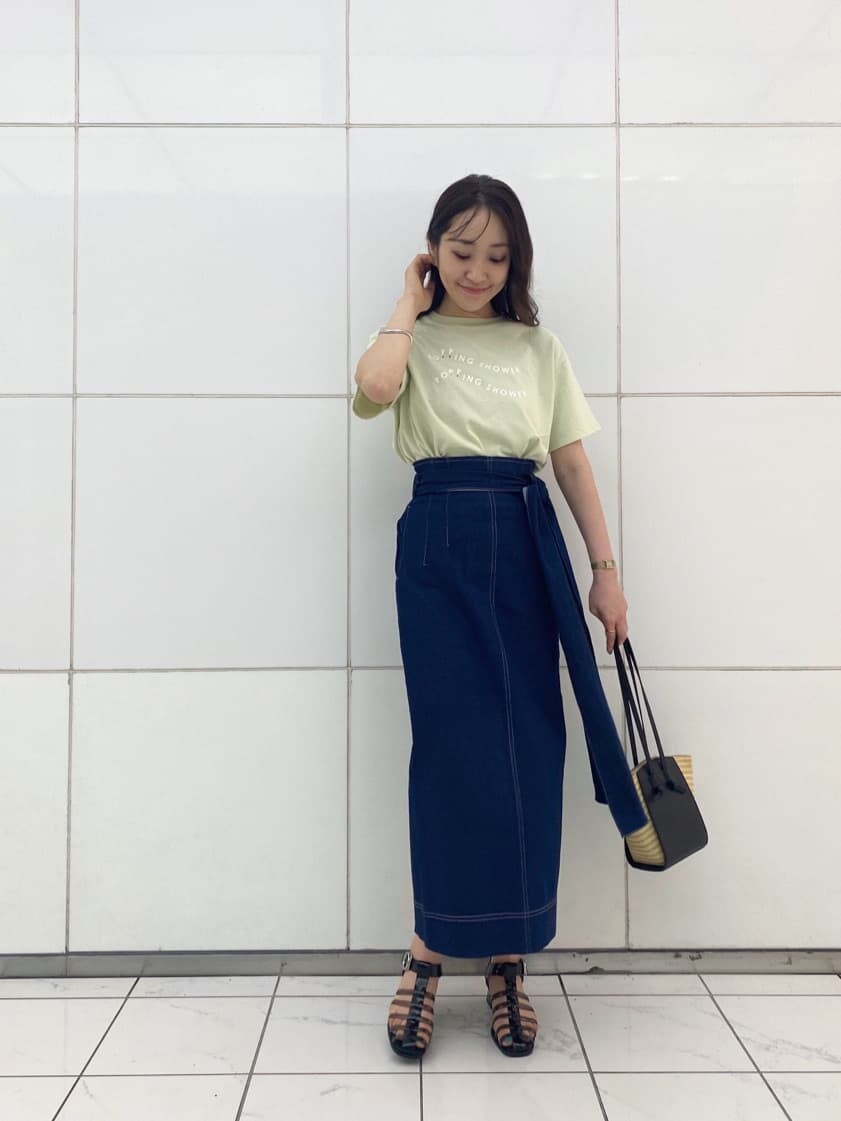 ブラック系のサンダル、ブラック系のトートバッグ、ブルー系のスカートを着用したレディースの夏コーディネートの2枚目の写真