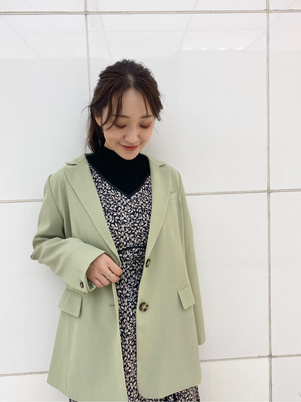 ブラック系のワンピース、ブラウン系のその他シューズ、グリーン系のテーラードジャケットを着用したレディースの秋コーディネートの7枚目の写真