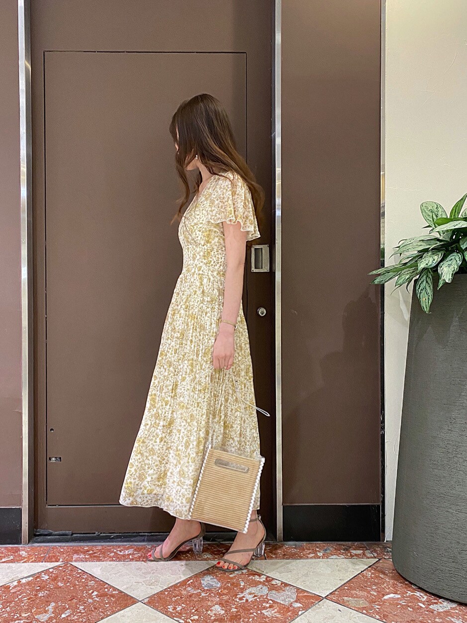 ブラウン系のサンダル、その他のハンドバッグを着用したレディースの夏コーディネートの4枚目の写真