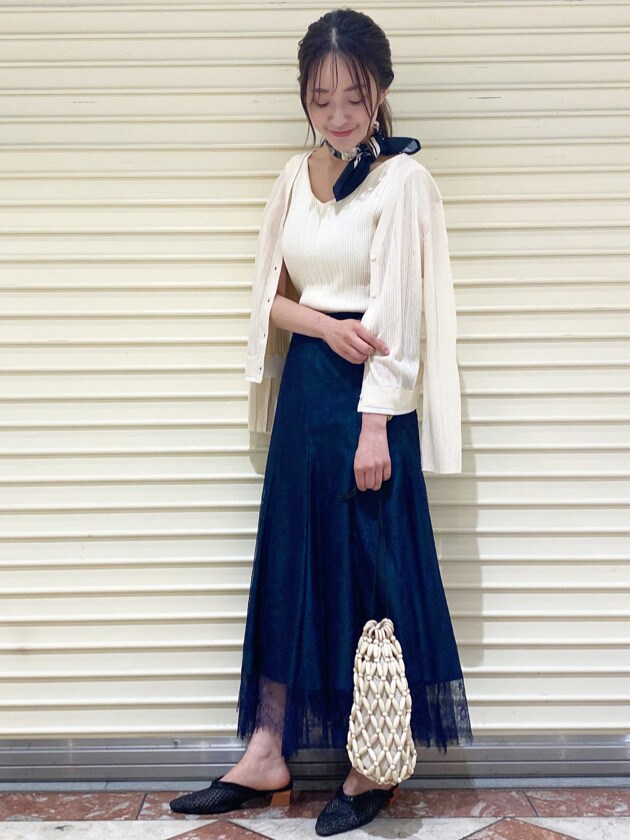 ホワイト系のカーディガン/ボレロ、ブラック系のパンプス、ホワイト系のニット/セーターを着用したレディースの夏コーディネートの3枚目の写真