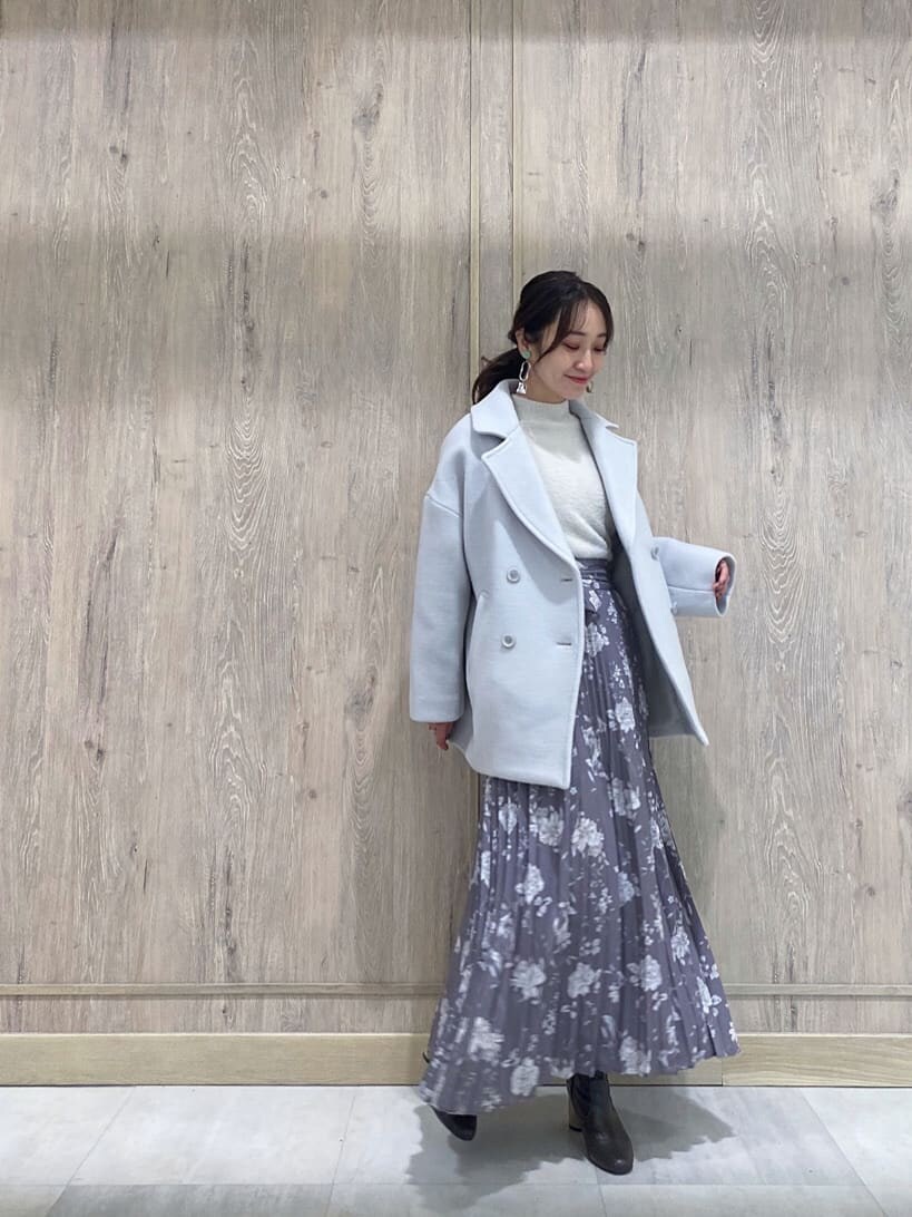 ブラウン系のその他シューズ、ホワイト系のニット/セーター、グリーン系のブルゾンを着用したレディースの冬コーディネートの2枚目の写真