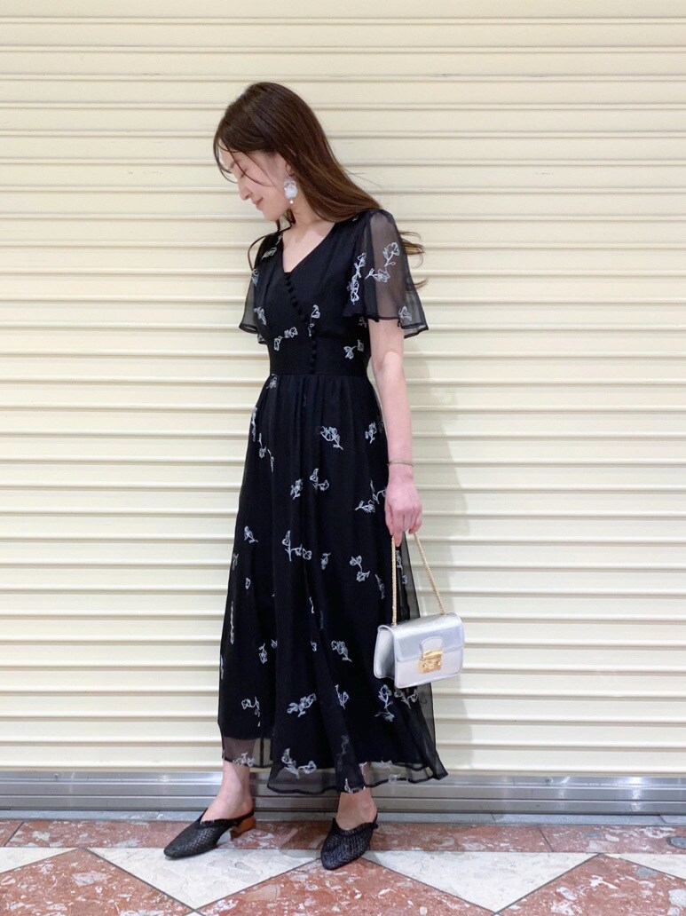 ブラック系のパンプスを着用したレディースの夏コーディネートの3枚目の写真