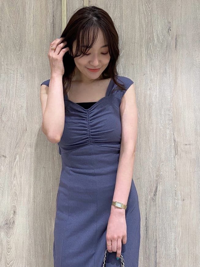 その他のサンダル、ブラック系のショルダーバッグ、ブルー系のワンピースを着用したレディースの夏コーディネートの6枚目の写真