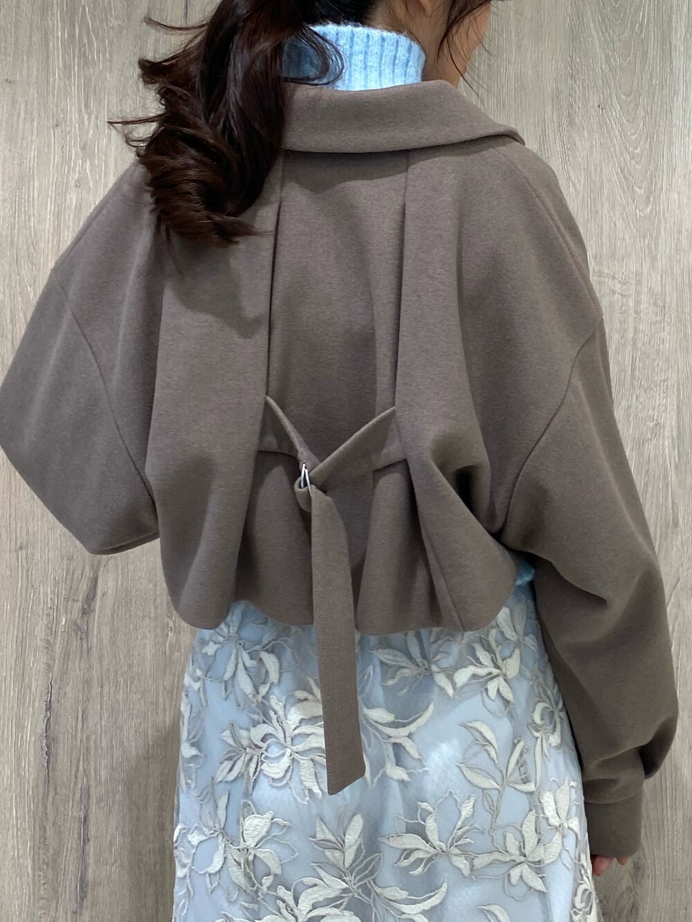 ブラウン系のその他アウター、ホワイト系のローファー、ブルー系のニット/セーターを着用したレディースの秋コーディネートの9枚目の写真