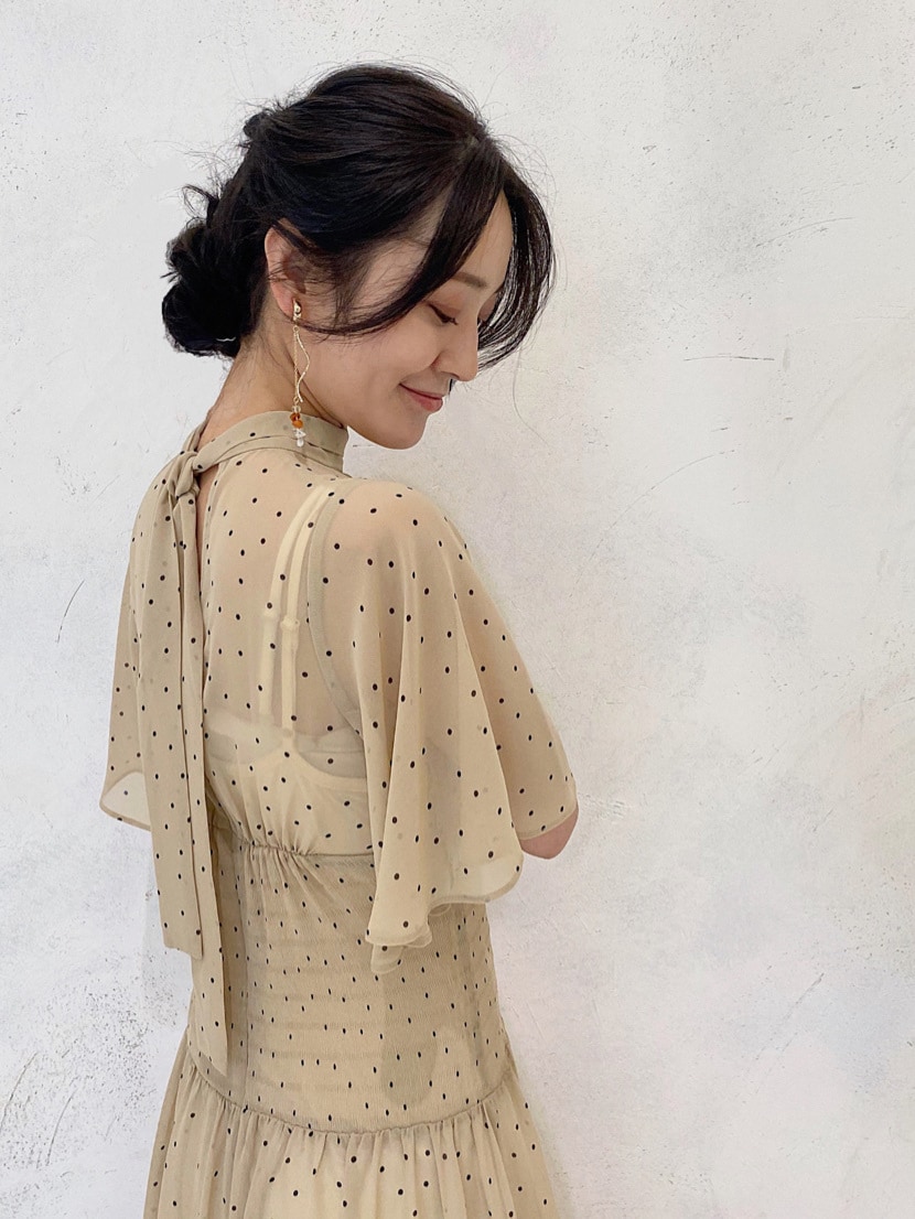 ホワイト系のキャミソール、その他のサンダル、ベージュ系のワンピースを着用したレディースの夏コーディネートの6枚目の写真