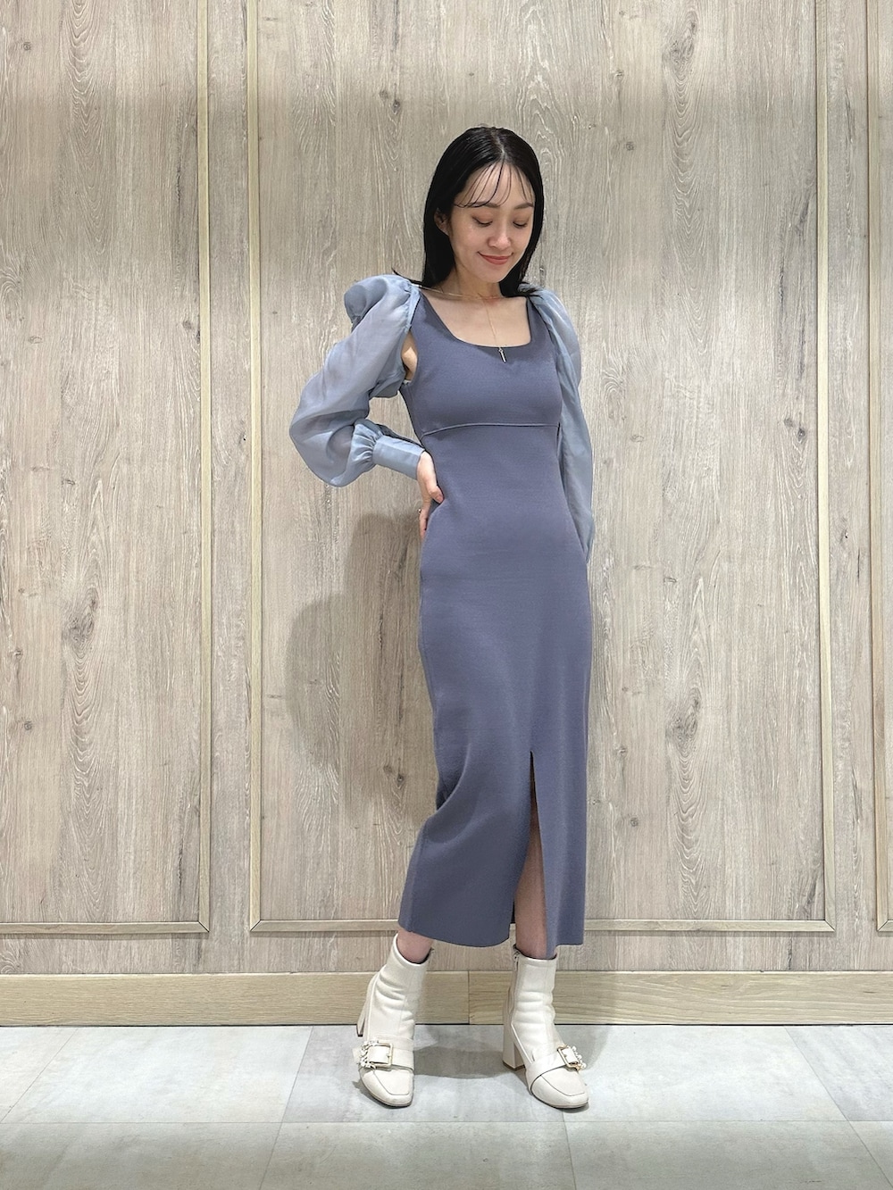 ホワイト系のブーツ、ブルー系のワンピースを着用したレディースの春コーディネートの2枚目の写真