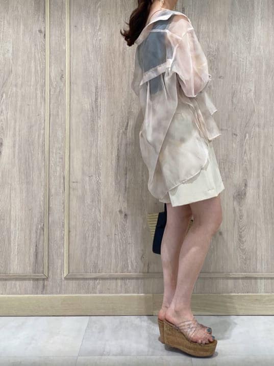 その他のサンダル、ブラック系のトートバッグ、ベージュ系のシャツ/ブラウスを着用したレディースの春コーディネートの4枚目の写真