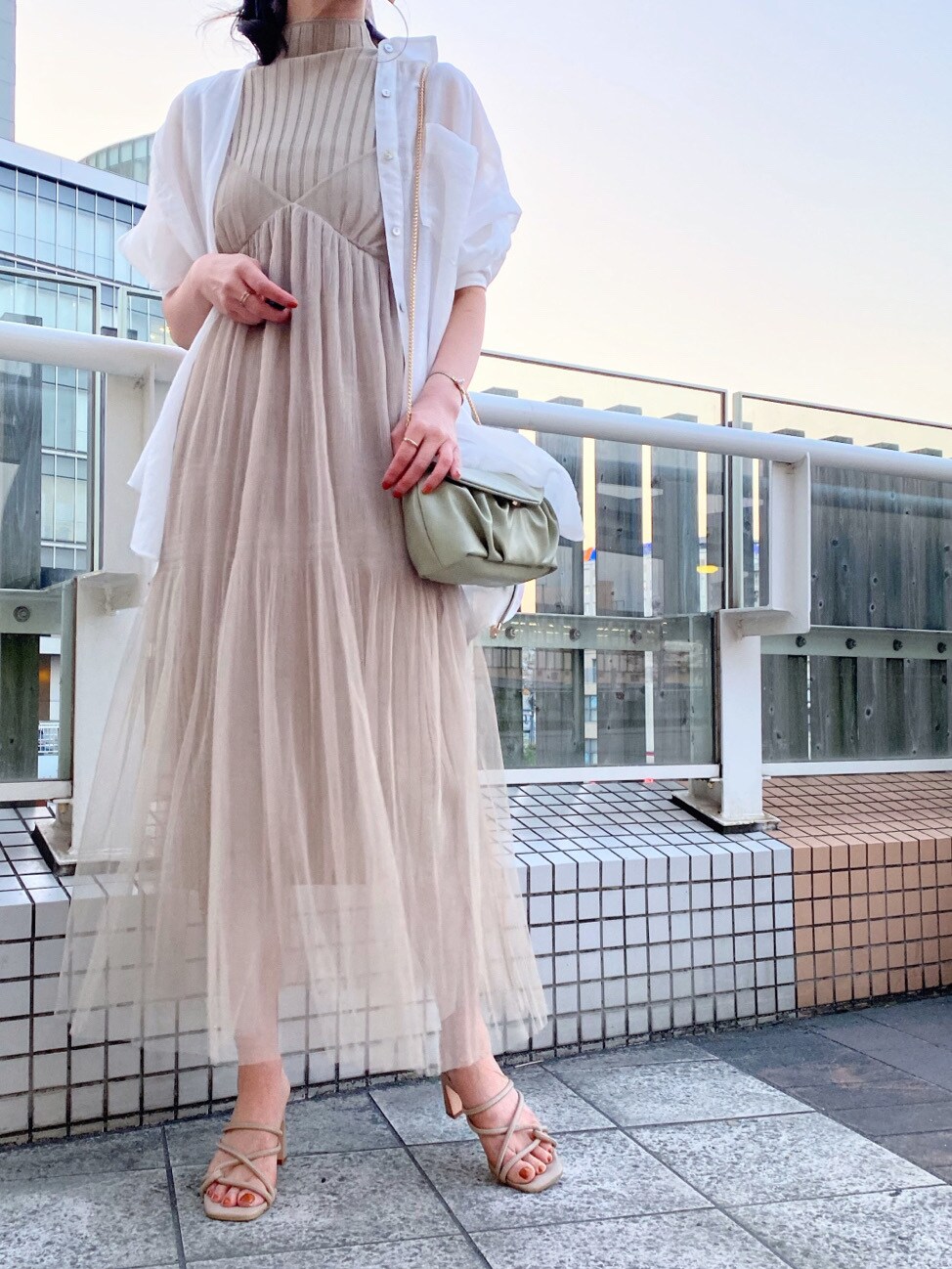 ホワイト系のシャツ/ブラウス、ベージュ系のワンピース、ベージュ系のサンダルを着用したレディースの春コーディネートの4枚目の写真