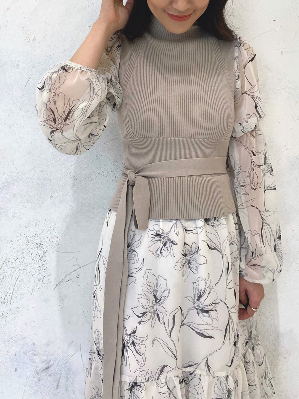 ホワイト系のワンピース、ホワイト系のワンピース、ベージュ系のブーツを着用したレディースの秋コーディネートの6枚目の写真