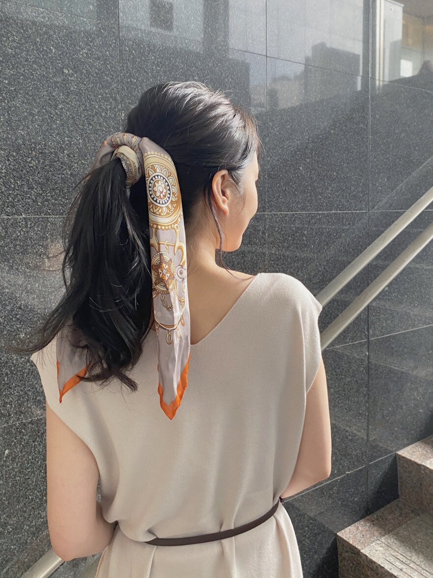 ブラウン系のトートバッグ、ホワイト系のその他パンツ、ホワイト系のワンピースを着用したレディースの春コーディネートの5枚目の写真