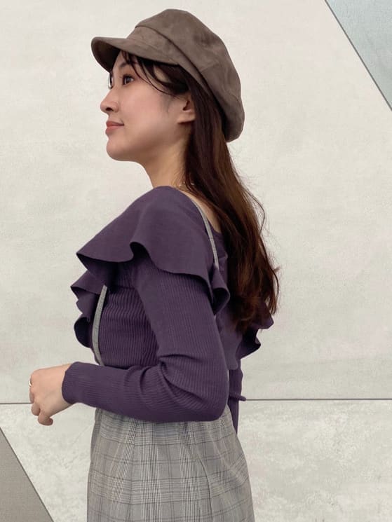 その他のスカート、パープル系のニット/セーター、その他のスカートを着用したレディースの秋コーディネートの6枚目の写真