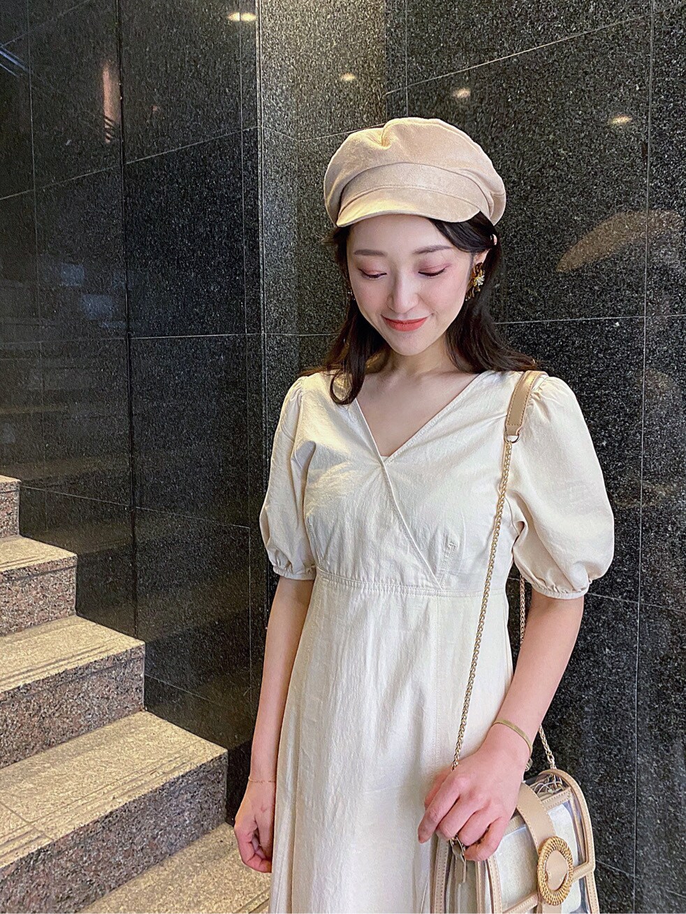 ホワイト系のTシャツ/カットソー、ホワイト系のワンピース、イエロー系のサンダルを着用したレディースの冬コーディネートの4枚目の写真