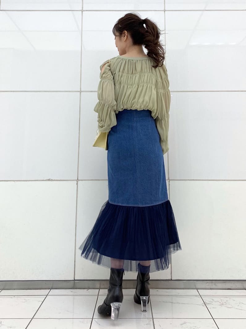 ホワイト系のTシャツ/カットソー、ブルー系のスカート、イエロー系のシャツ/ブラウスを着用したレディースの冬コーディネートの4枚目の写真