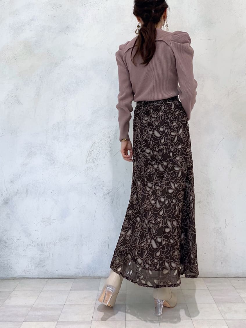 ベージュ系のその他シューズ、ブラウン系のニット/セーター、ブラウン系のスカートを着用したレディースの冬コーディネートの4枚目の写真