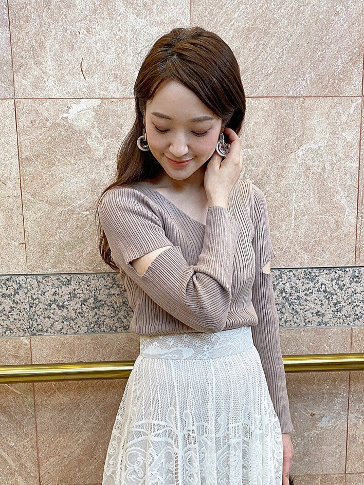 ベージュ系のニット/セーター、ベージュ系のイヤリングを着用したレディースの秋コーディネートの4枚目の写真