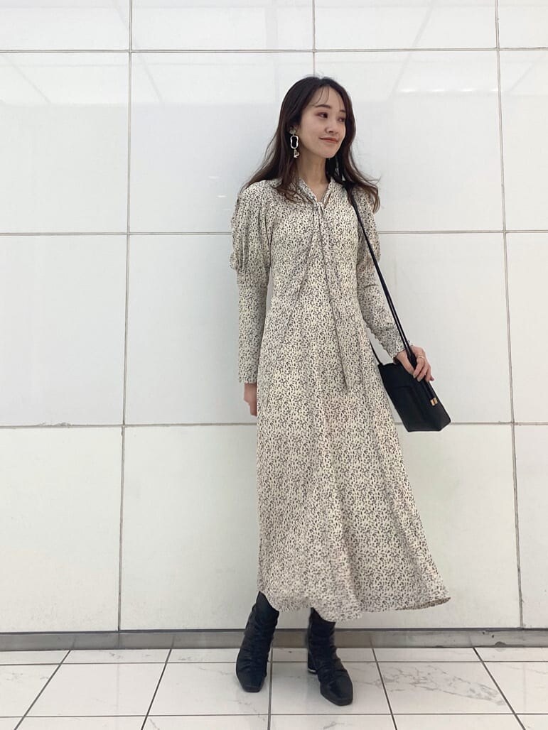 ブラック系のハンドバッグ、ブラック系のその他シューズ、ホワイト系のワンピースを着用したレディースの冬コーディネートの2枚目の写真