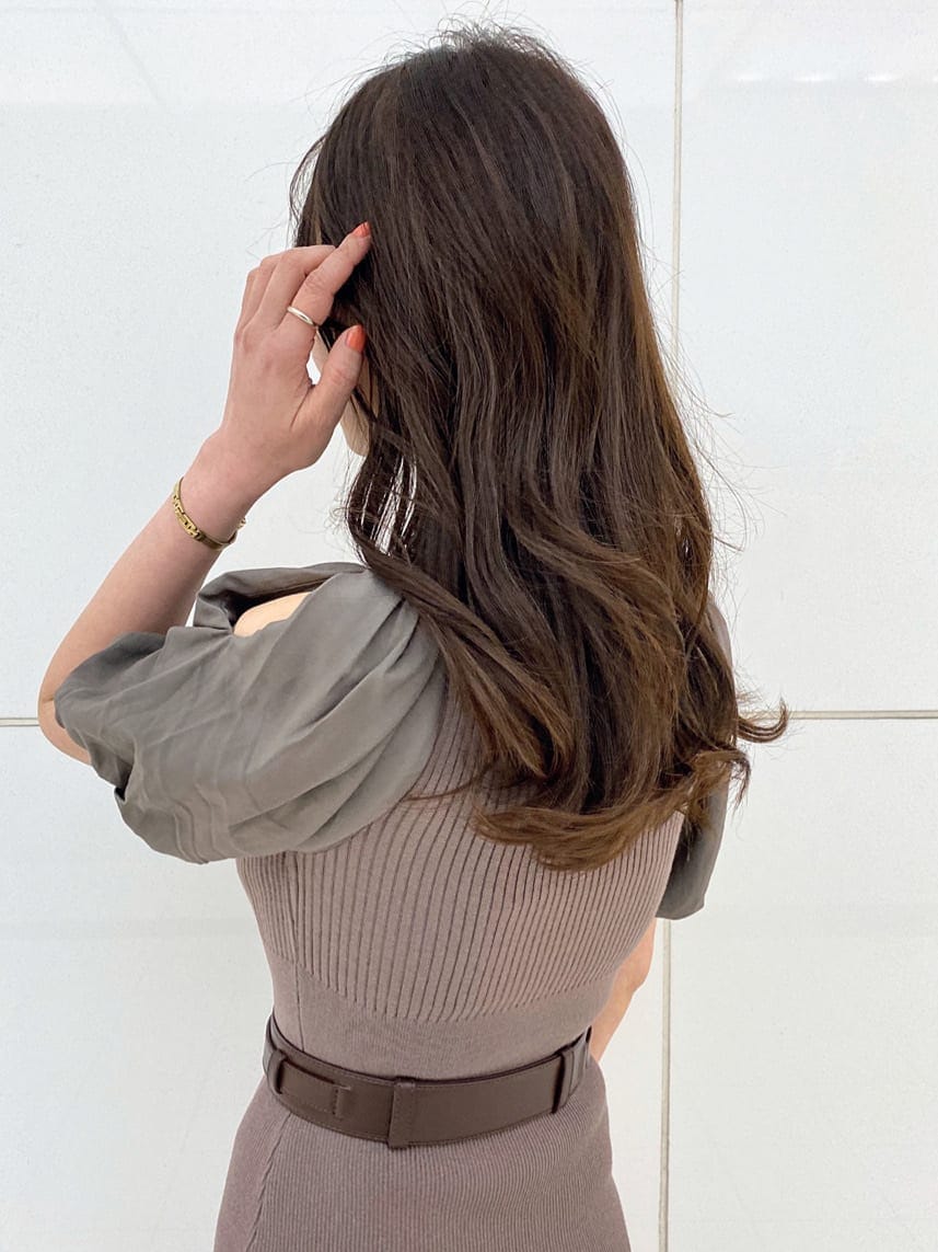 ピンク系のハンドバッグ、ブラウン系のワンピース、ブラウン系のサンダルを着用したレディースの春コーディネートの6枚目の写真