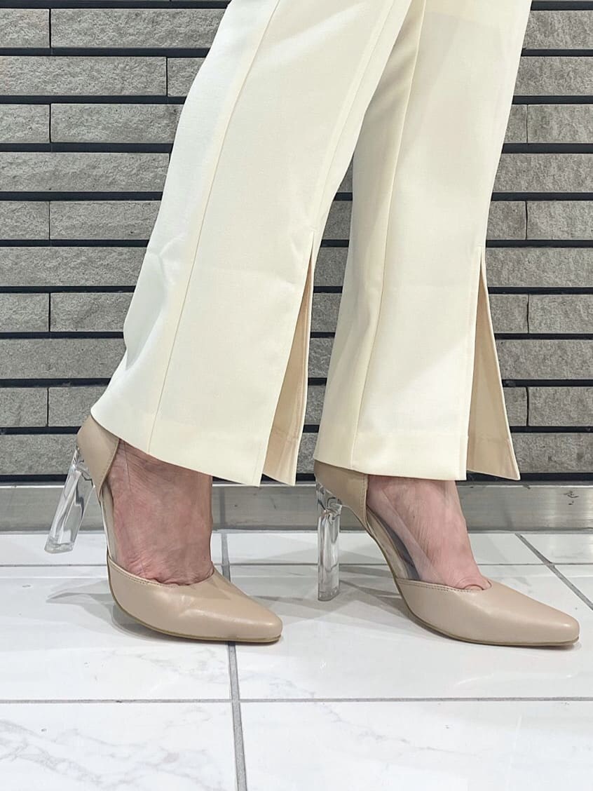 ホワイト系のその他パンツ、ベージュ系のパンプス、ホワイト系のハンドバッグを着用したレディースの夏コーディネートの10枚目の写真