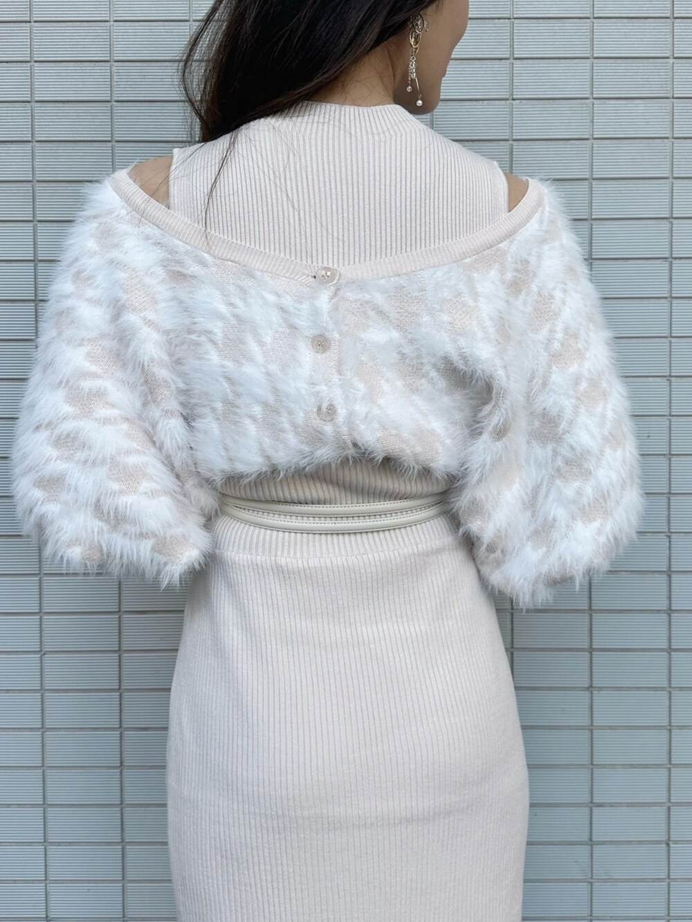 ブラウン系のハンドバッグ、ブラウン系のブーツ、ベージュ系のワンピースを着用したレディースの秋コーディネートの7枚目の写真