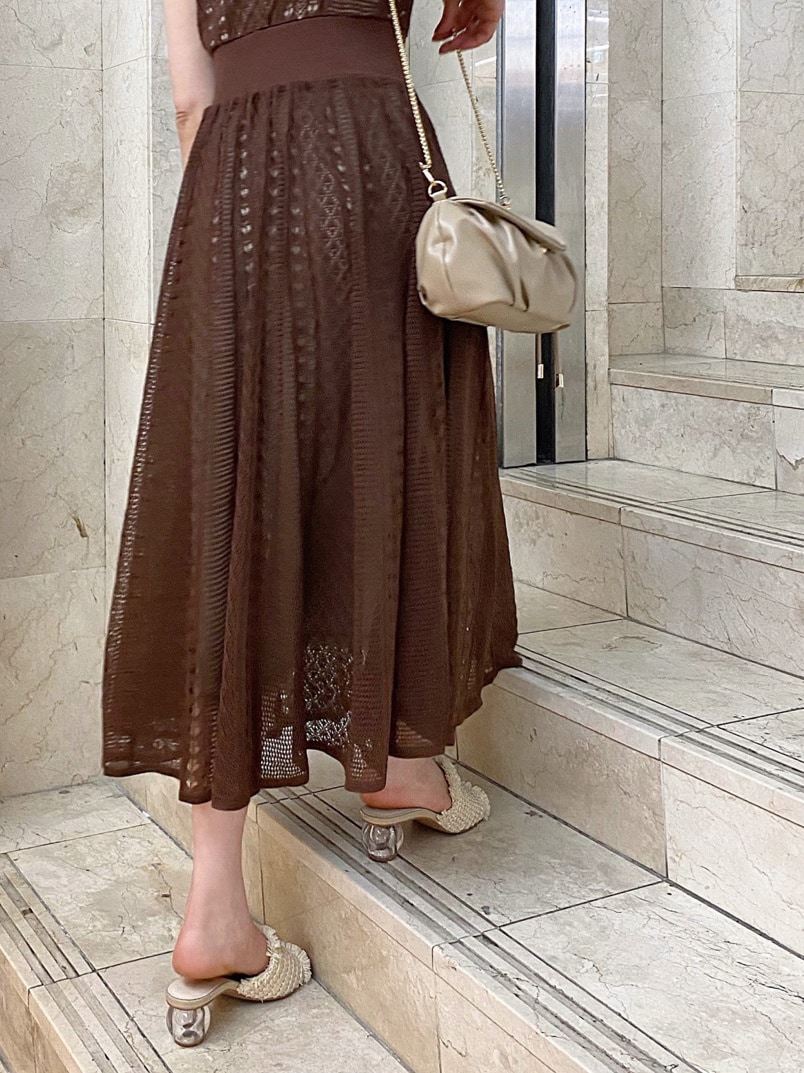 ベージュ系のキャミソール、ホワイト系のサンダル、ブラウン系のワンピースを着用したレディースの春コーディネートの10枚目の写真