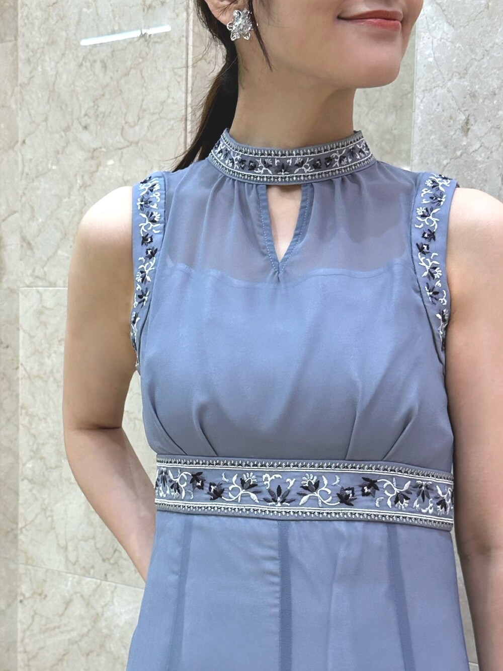 ブラック系のパンプス、ブルー系のドレス、シルバー系のイヤリングを着用したレディースの夏コーディネートの5枚目の写真