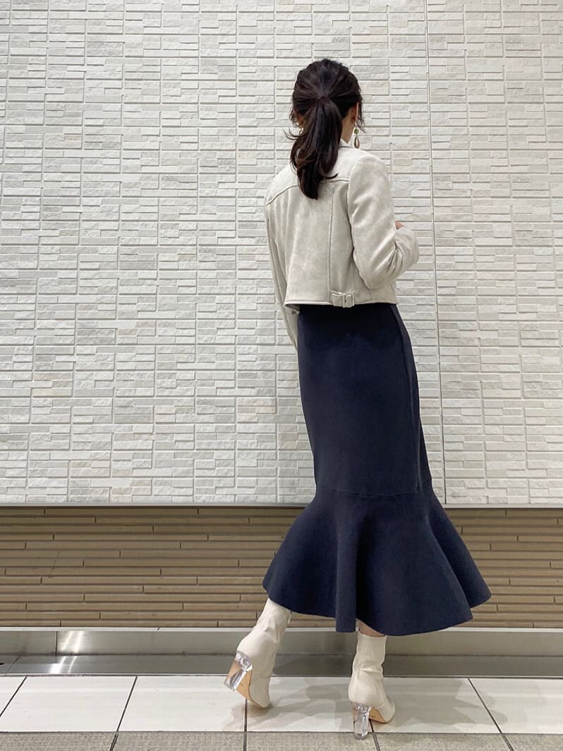 グレー系のテーラードジャケット、ブルー系のワンピース、ホワイト系のその他シューズを着用したレディースの冬コーディネートの2枚目の写真