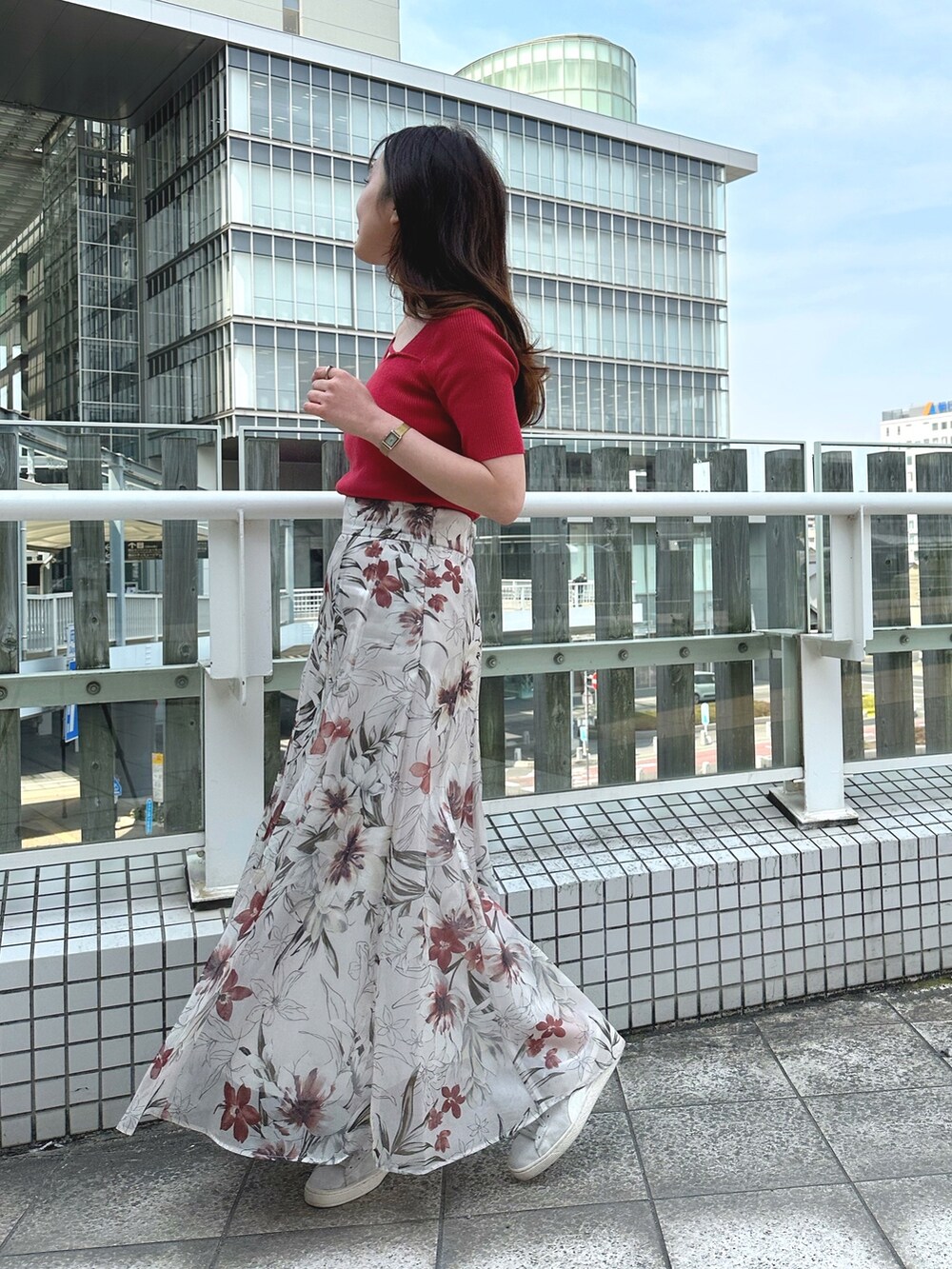 「 MERCURYDUO、マーキュリーデュオ(MERCURYDUO)、マーキュリーデュオ、赤コーデ、スニーカー 白、スニーカースタイル、スニーカー女子、大人フェミニン」｜「PUMAのPUMA×MERCURYDUO スウェードクラシック（スニーカー、グレー系）」を使った、村岡愛美さん（レディース・162cm）の春コーディネートの3枚目の写真
