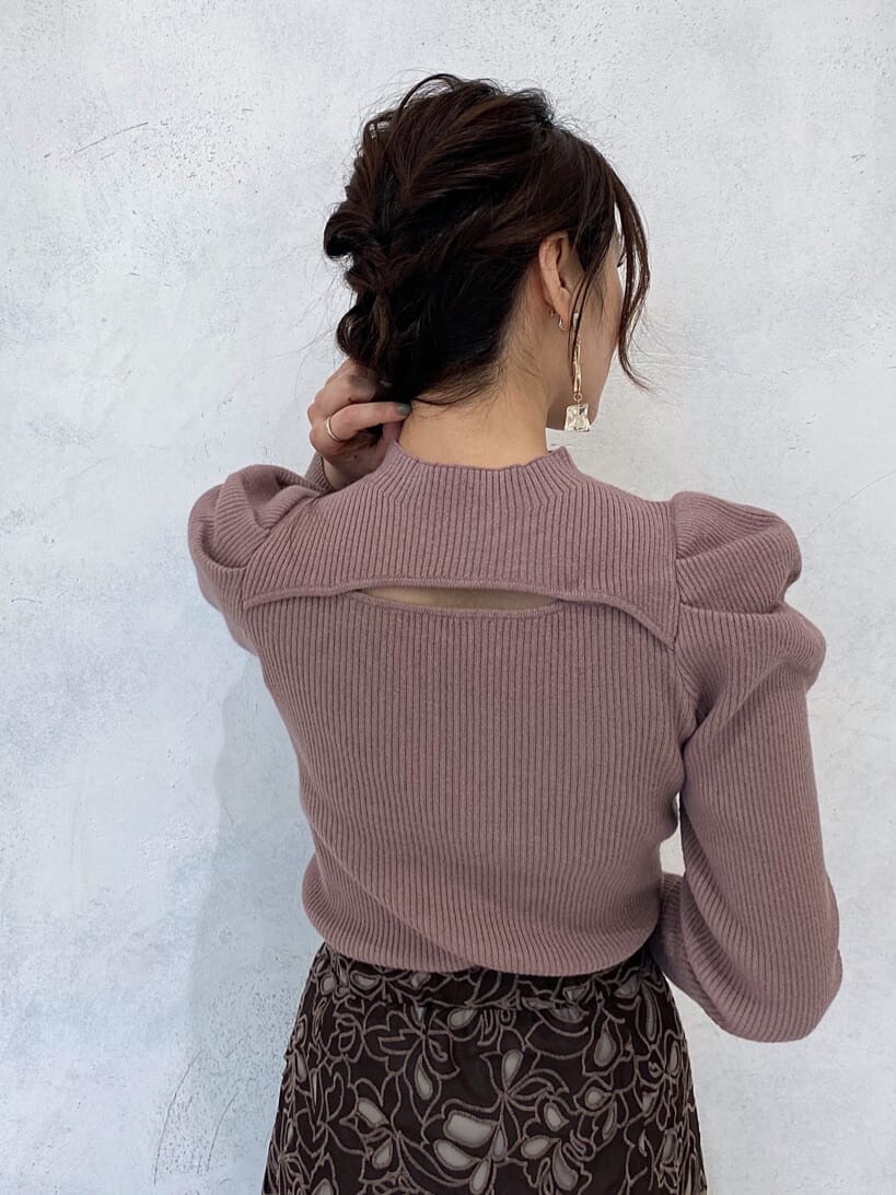 ベージュ系のその他シューズ、ブラウン系のニット/セーター、ブラウン系のスカートを着用したレディースの冬コーディネートの7枚目の写真