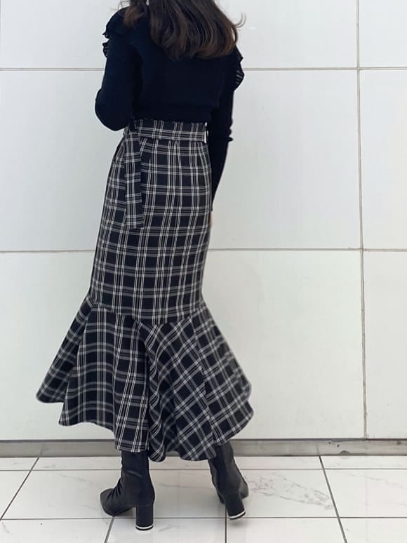 ブラック系のニット/セーター、ブラック系のその他シューズ、ブラック系のスカートを着用したレディースの秋コーディネートの3枚目の写真