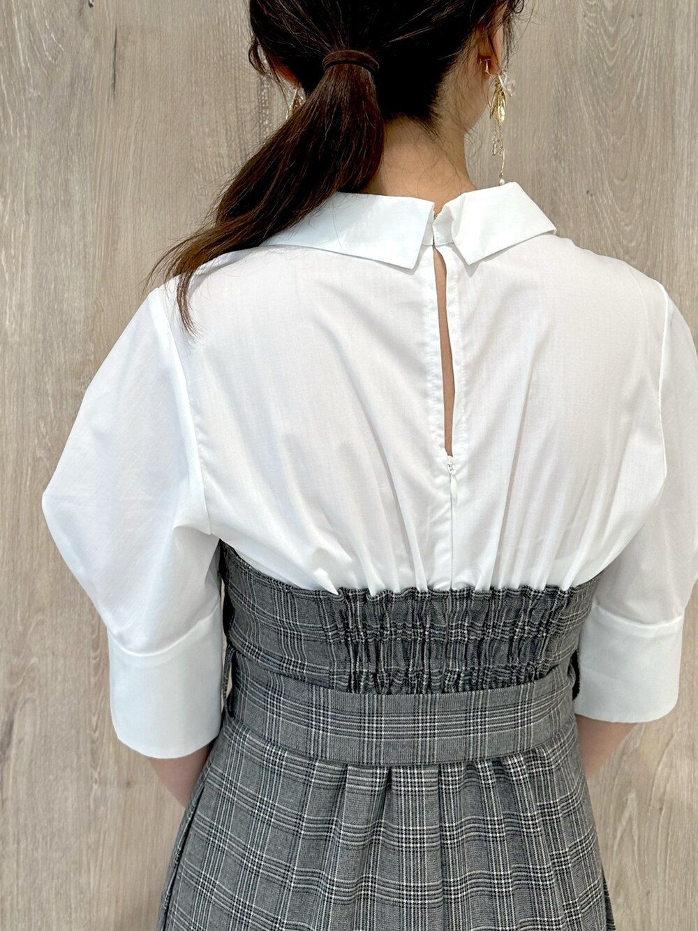 ブラウン系のパンプス、レッド系のハンドバッグ、その他のワンピースを着用したレディースの夏コーディネートの7枚目の写真