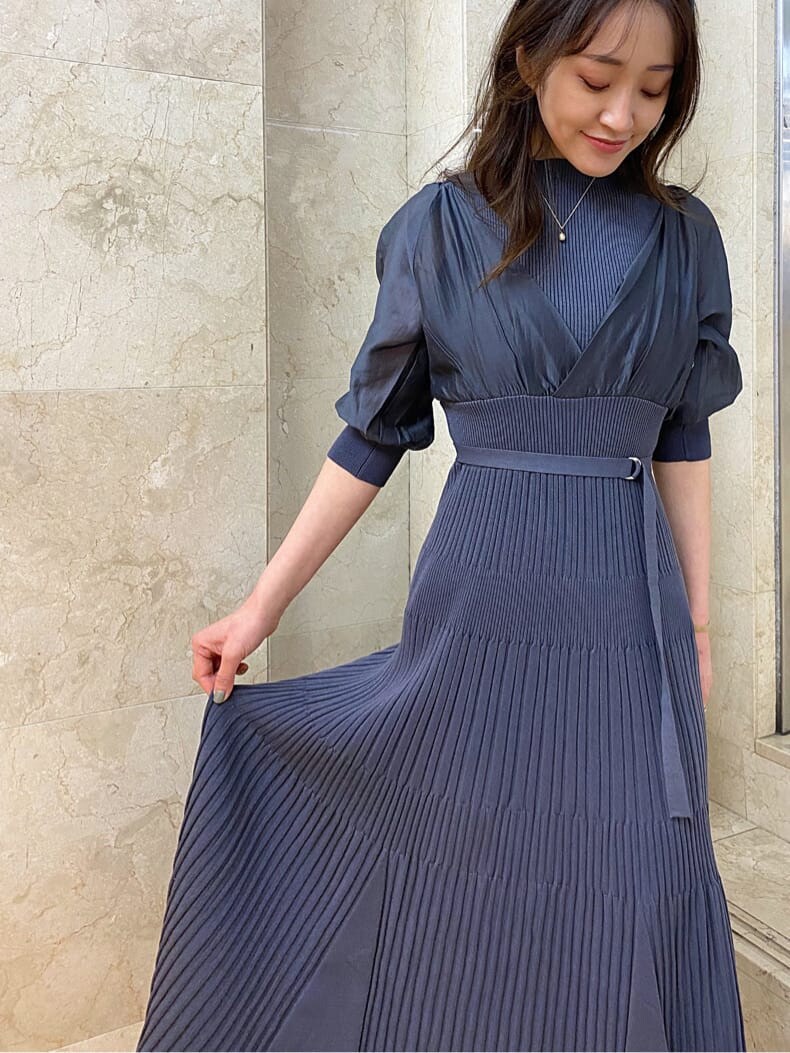 ブルー系のワンピース、ブラック系のその他シューズ、ブルー系のカチューシャを着用したレディースの冬コーディネートの5枚目の写真