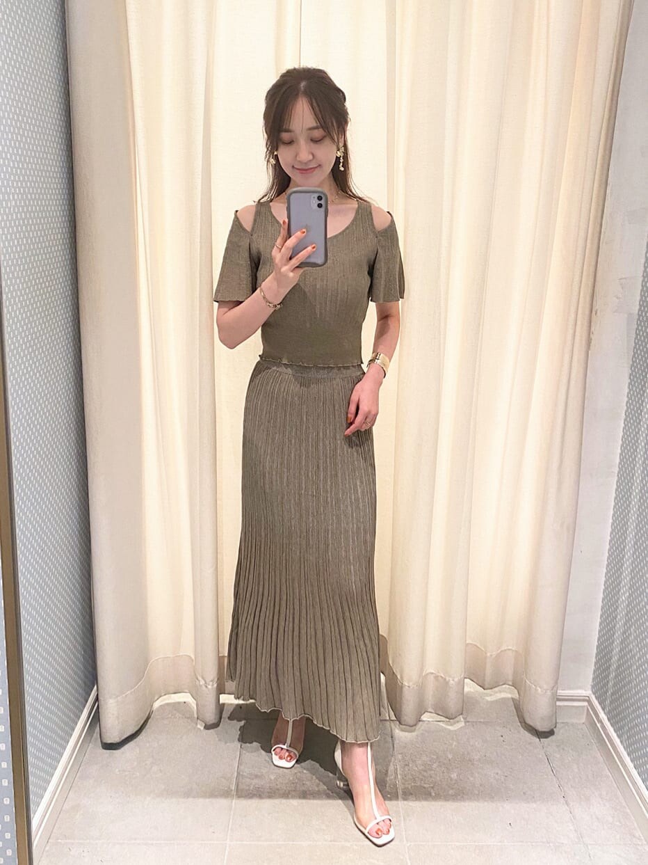 ベージュ系のワンピース、ホワイト系のその他シューズ、ゴールド系のネックレスを着用したレディースの夏コーディネートの2枚目の写真