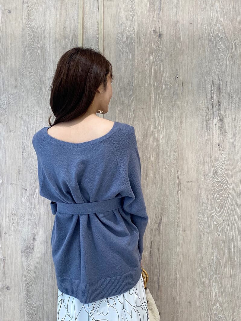 ホワイト系のその他シューズ、ホワイト系のその他アウター、ブルー系のワンピースを着用したレディースの秋コーディネートの9枚目の写真