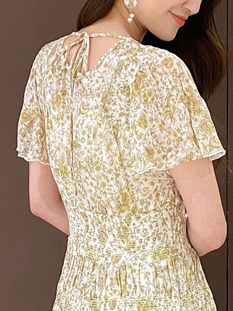 ブラウン系のサンダル、その他のハンドバッグを着用したレディースの夏コーディネートの6枚目の写真