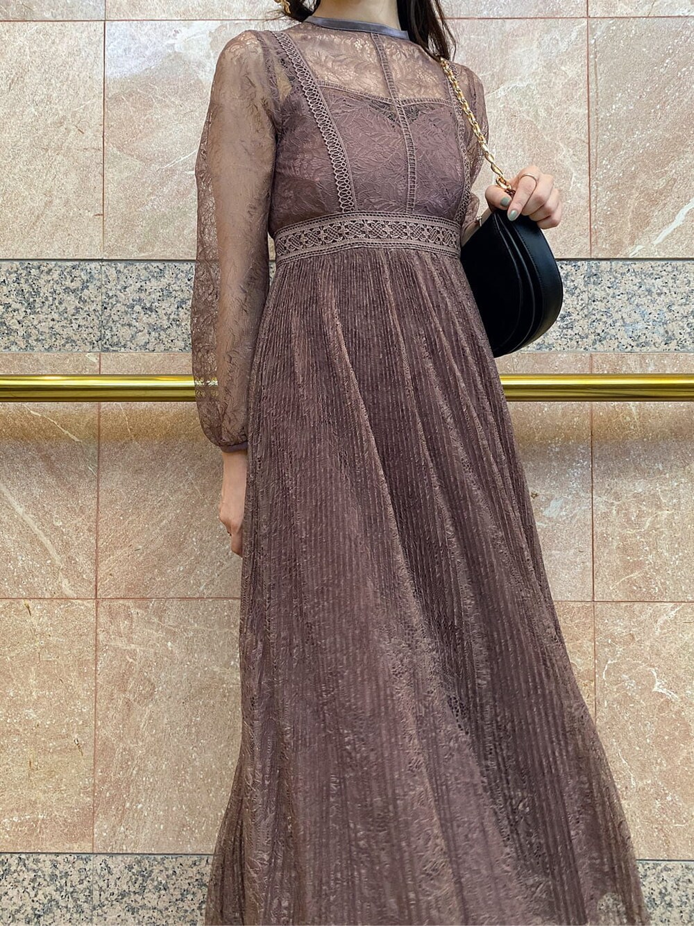 ブラック系のキャミソール、ブラック系のパンプス、ブラック系のハンドバッグを着用したレディースの秋コーディネートの8枚目の写真