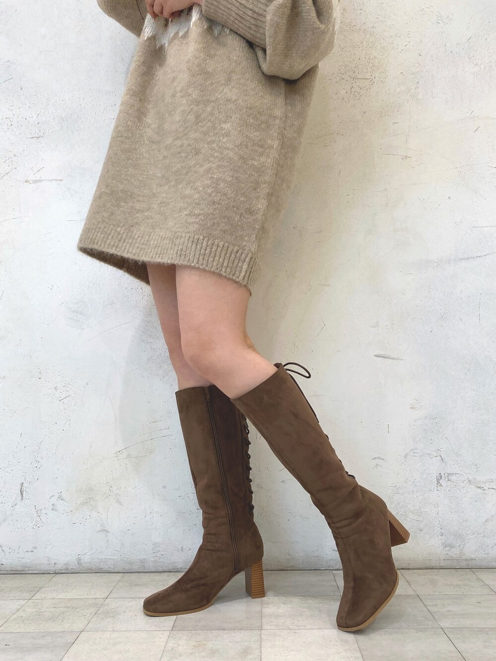 ブラウン系のブーツ、ベージュ系のニット/セーター、ベージュ系のニット/セーターを着用したレディースの秋コーディネートの9枚目の写真
