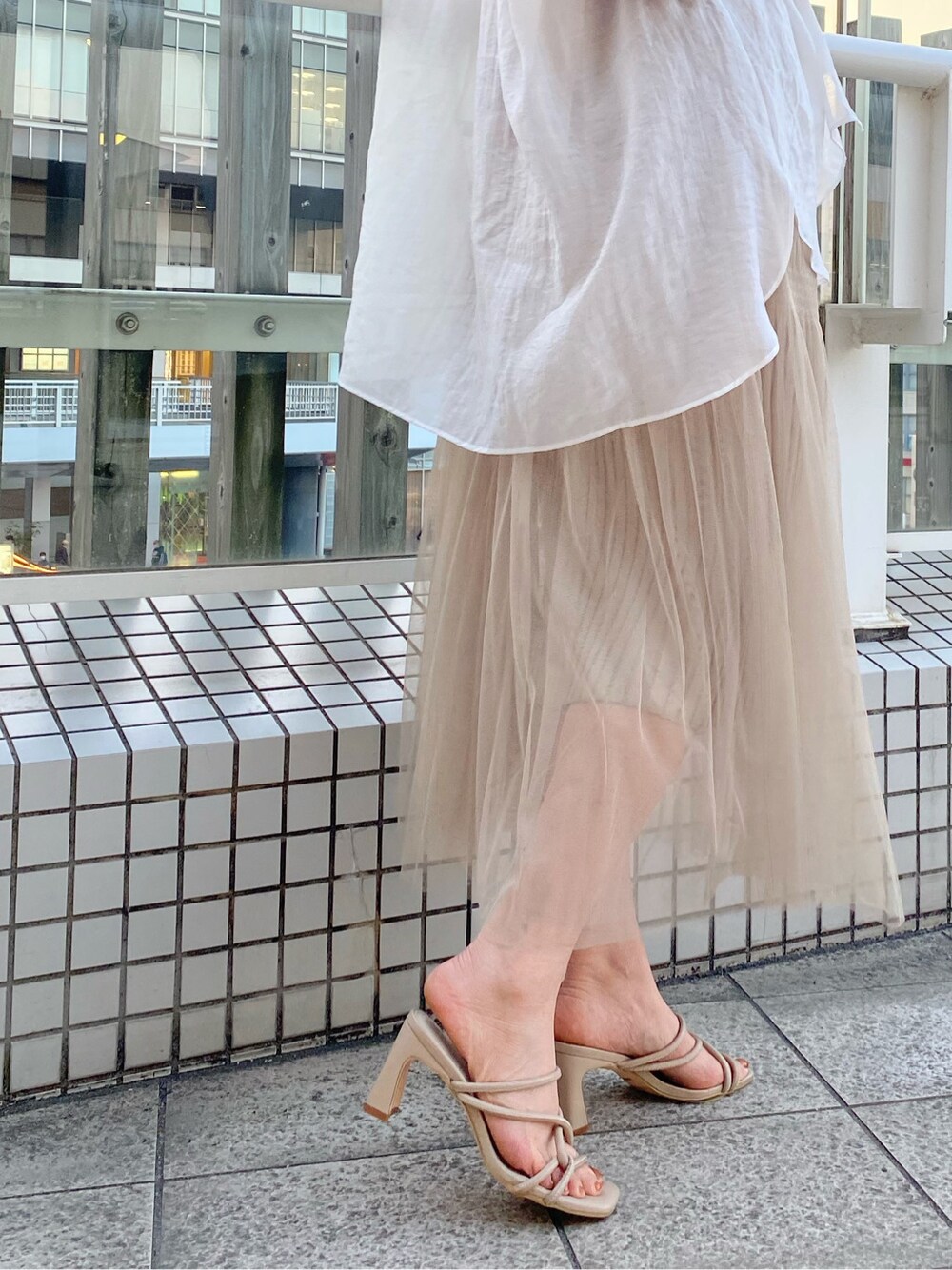 ホワイト系のシャツ/ブラウス、ベージュ系のワンピース、ベージュ系のサンダルを着用したレディースの春コーディネートの5枚目の写真