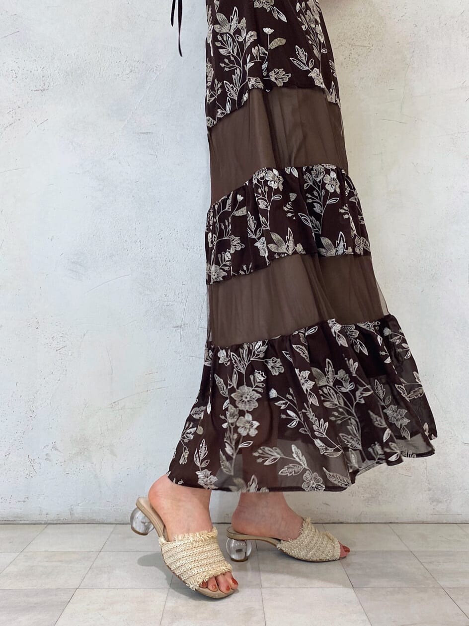 ホワイト系のサンダル、ホワイト系のTシャツ/カットソー、ブラウン系のワンピースを着用したレディースの春コーディネートの2枚目の写真