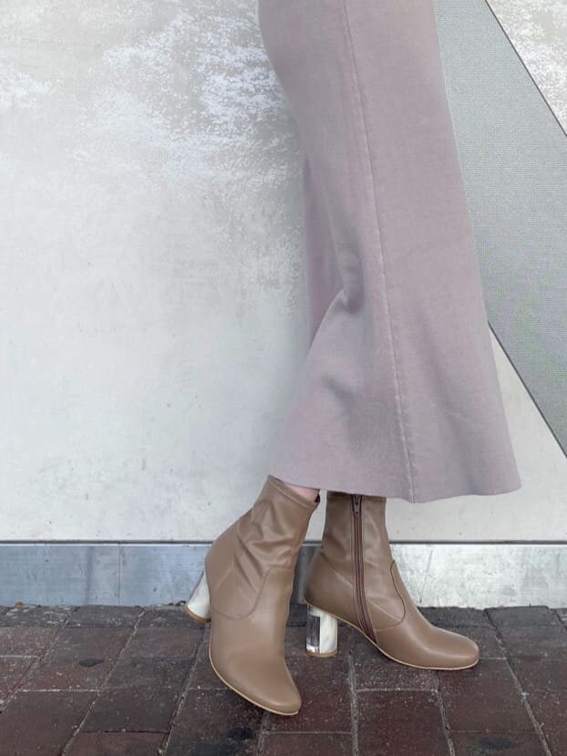 ホワイト系のキャミソール、ベージュ系のブーツ、ベージュ系のワンピースを着用したレディースの秋コーディネートの9枚目の写真