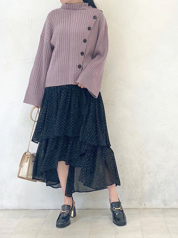 ブラック系のスカート、ブラック系のローファー、パープル系のニット/セーターを着用したレディースの冬コーディネートの3枚目の写真