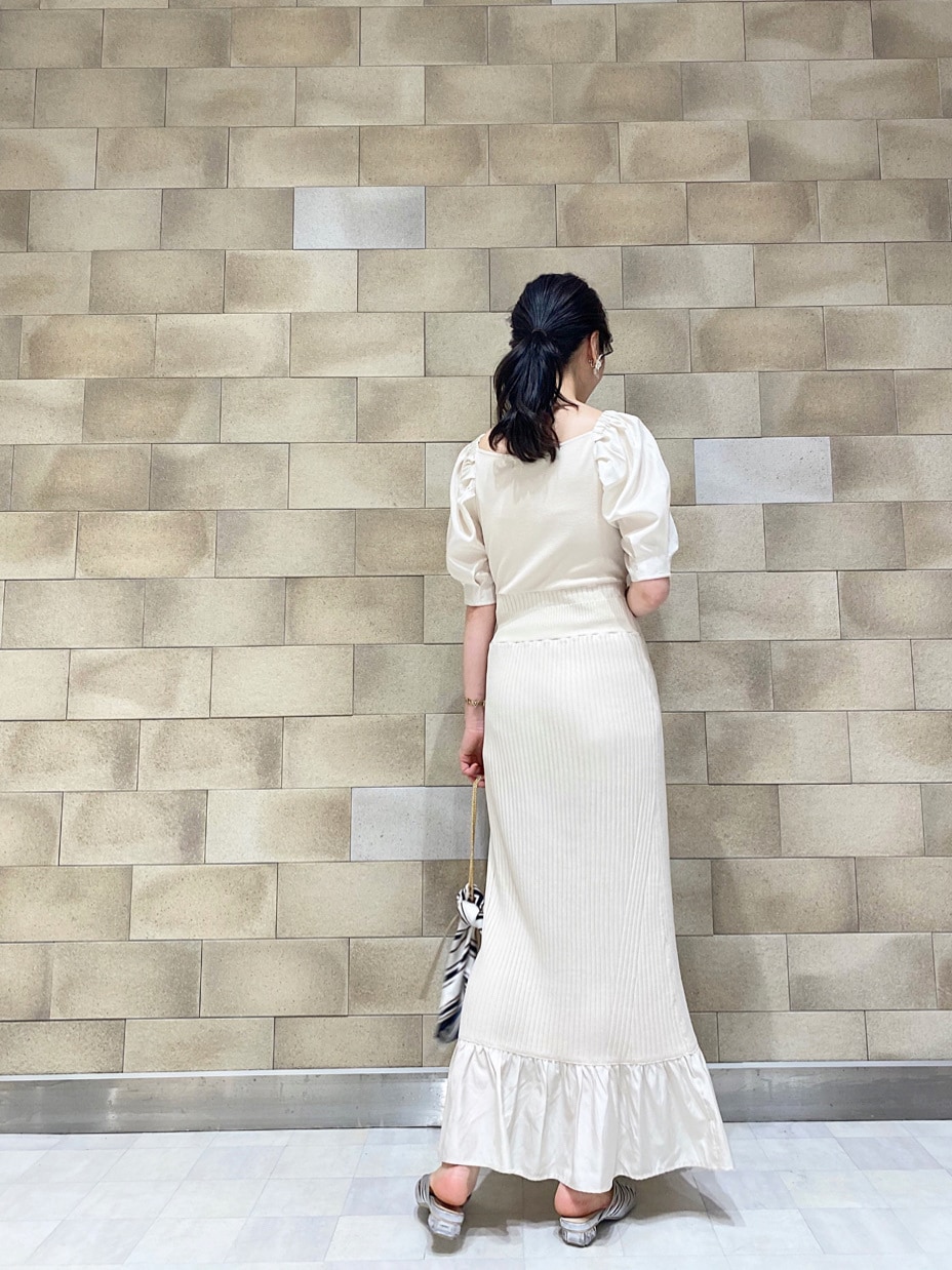 ホワイト系のTシャツ/カットソー、シルバー系のサンダル、ベージュ系のワンピースを着用したレディースの春コーディネートの3枚目の写真