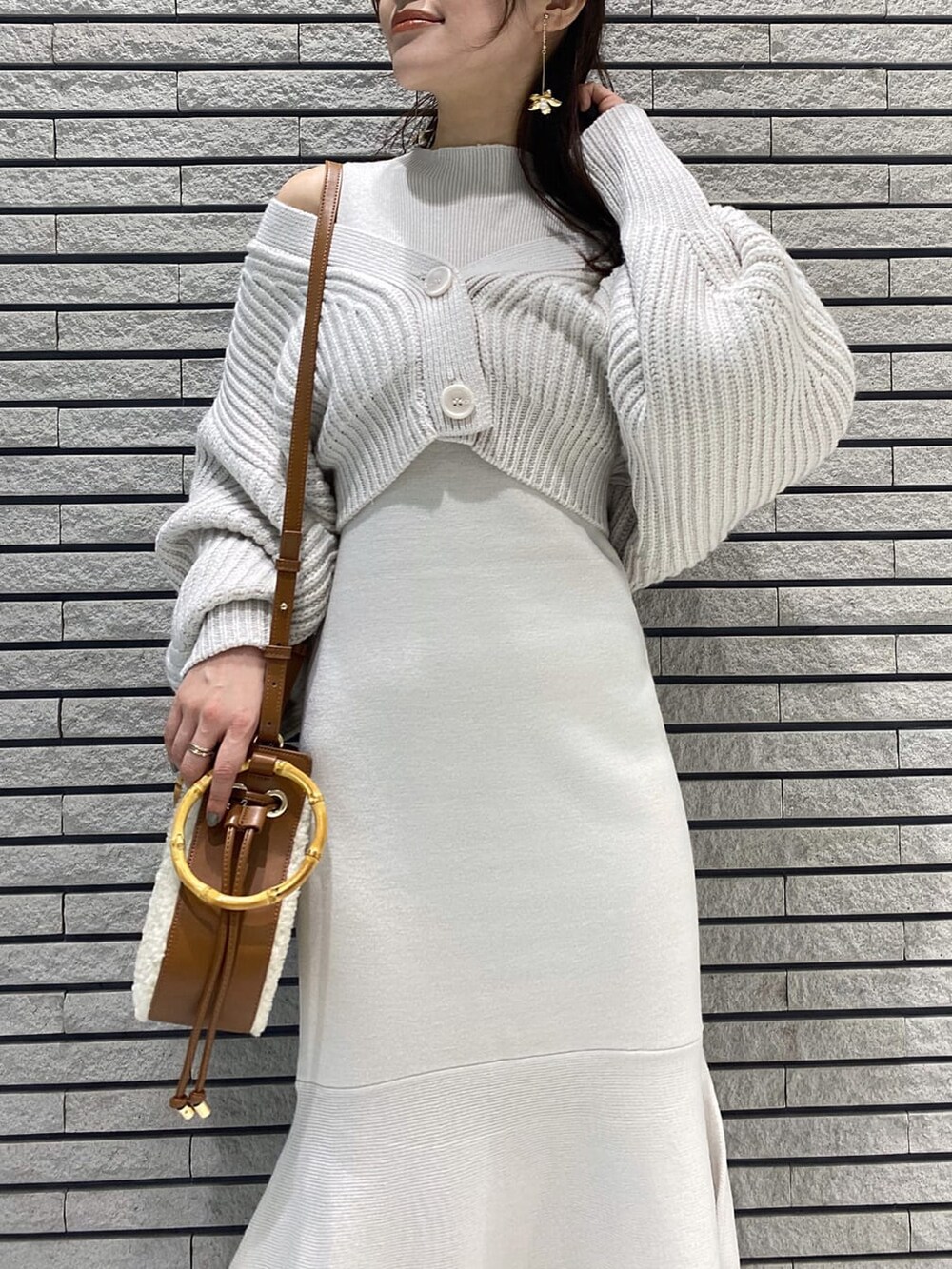 ブラウン系のその他シューズ、ホワイト系のワンピース、ブラウン系のハンドバッグを着用したレディースの秋コーディネートの6枚目の写真