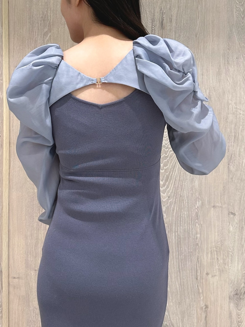 ホワイト系のブーツ、ブルー系のワンピースを着用したレディースの春コーディネートの7枚目の写真